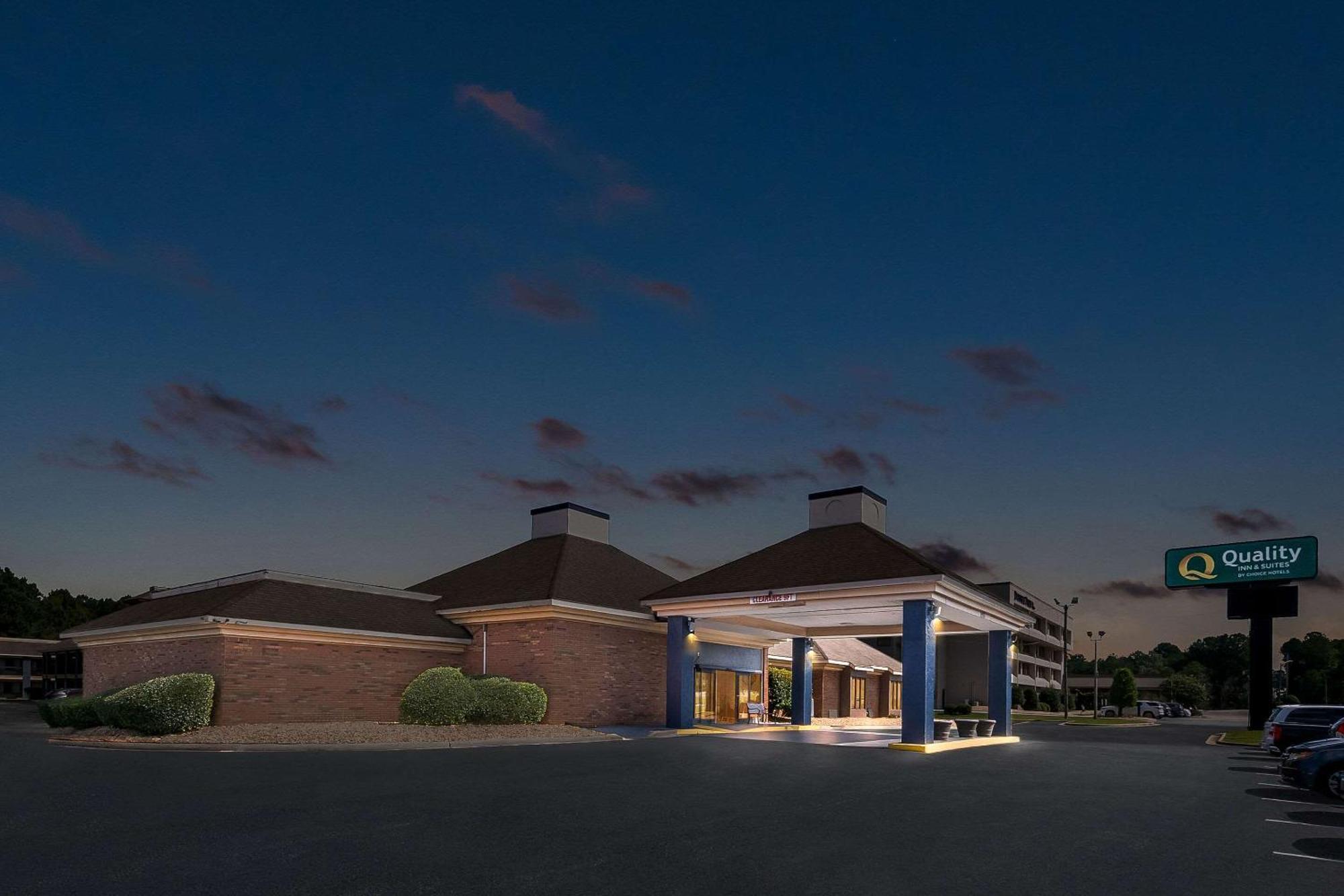 Quality Inn & Suites Fayetteville I-95 Exterior photo