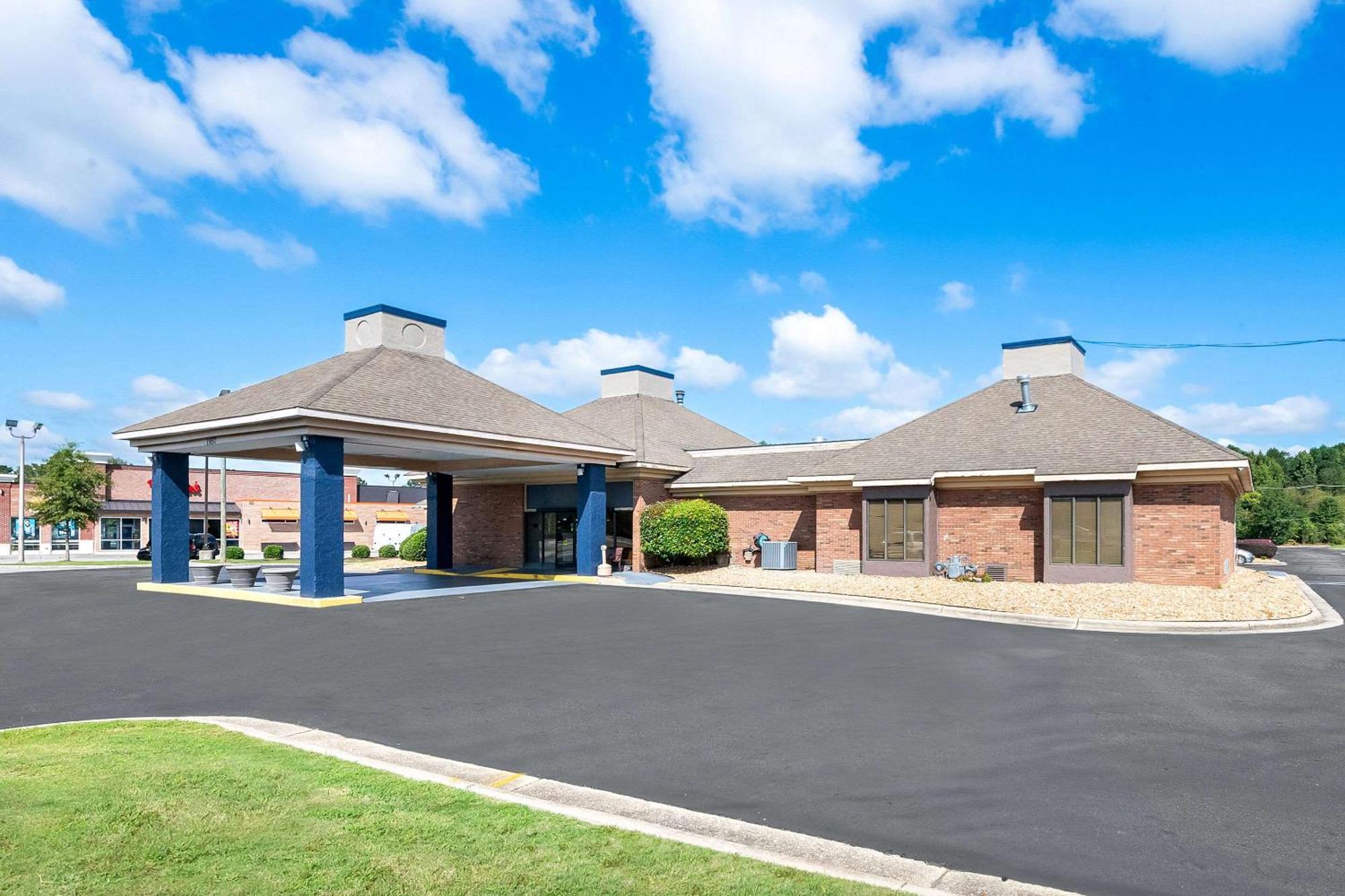 Quality Inn & Suites Fayetteville I-95 Exterior photo